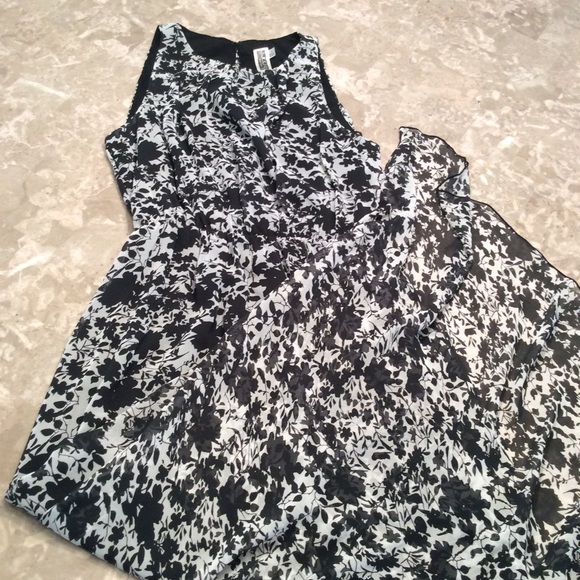 🎈SALE🎈 Black & White High Low Dress - Picture 3 of 5